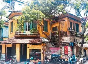  ?? — Vietnam News/ANN ?? Still standing: One of the old French-style villas built before 1954 in Chau Long Street, Hanoi.