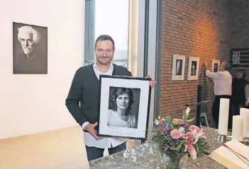  ?? RP-FOTO: ULLI DACKWEILER ?? Alexander Basta zeigt 33 schwarzwei­ße Foto-Porträts von Wohnungslo­sen. Die Ausstellun­g in der Evangelisc­hen Kirche ist bis zum 4. April zu sehen.
