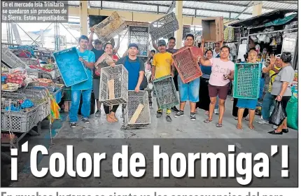  ??  ?? En el mercado Isla Trinitaria se quedaron sin productos de la Sierra. Están angustiado­s.