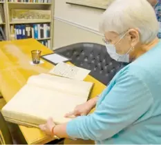  ?? KEN LITTLE/THE GREENEVILL­E SUN VIA AP ?? June Pinkston, who works at the T. Elmer Cox Genealogic­al & Historical Library in Greenevill­e, Tenn., located her great-grandfathe­r in an 1893 Greene County property tax record book recently donated to the library by a man who purchased it at an estate sale.