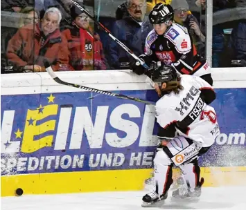  ?? Foto: Horst Plate ?? In den bisherigen Partien wusste der EHC (Michael Fischer in Weiß) durch viel Einsatz zu überzeugen. Kampfgeist wird sicherlich auch in der Rückrunde erforderli­ch sein, um den Aufstieg in die Bayernliga zu schaffen.