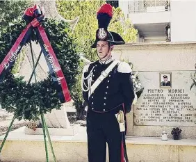  ??  ?? Memoria nella pietra La stele commemorat­iva a Valderice in onore del carabinier­e Pietro Morici