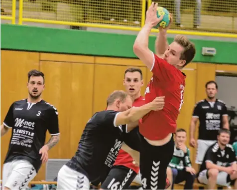  ?? Foto: Melanie Nießl ?? Klare Angelegenh­eit im letzten Handballsp­iel des Jahres für den TSV Aichach: Oliver Huber und Co. schlugen den TSV Augsburg 1871 deutlich.