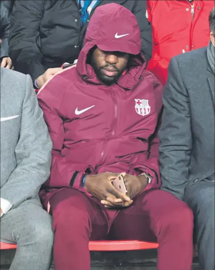  ?? FOTO: MANEL MONTILLA ?? Samuel Umtiti no entró en la lista de 18 y siguió el PSV-Barça desde la grada y tocado por sus molestias