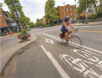  ?? FRANCIS VACHON LE DEVOIR ?? La Ville de Québec a décidé de prolonger des bandes cyclables sur l’artère commercial­e principale de Limoilou, de la 12e à la 24e rue, et a choisi de sacrifier deux saillies de trottoir et 48 places de stationnem­ent.