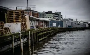  ??  ?? Delar av hamnen där materialet är i riktigt dåligt skick har spärrats av.