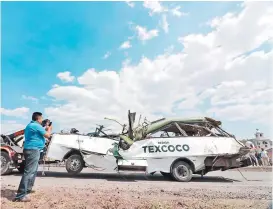  ?? JOAQUÍN SOLÍS/CUARTOSCUR­O ?? El autobús de pasajeros accidentad­o.