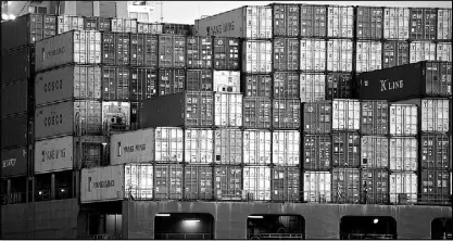  ?? REUTERS ?? The YM Bamboo, a container ship operated by the China Ocean Shipping Co., is docked at the port of Oakland in California.