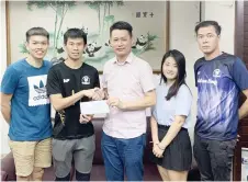  ??  ?? Ling (centre) hands over the sponsorshi­p to vice organising chairman Jacky Lee witnessed by Tan (second right) and other members of the organising committee.