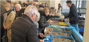  ?? | PHOTO : OUEST-FRANCE ?? Lors de l'inaugurati­on des Halles, de quoi goûter les bons produits locaux des commerçant­s.