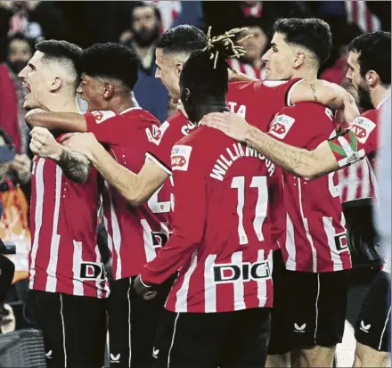  ?? FOTO: JUAN ECHEVERRÍA ?? Piña rojiblanca
Los leones celebran el gol de Sancet, el 2-2 provisiona­l