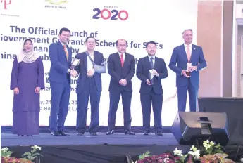  ??  ?? Aria Putera Ismail (second left) is seen receiving the special award from Lim.