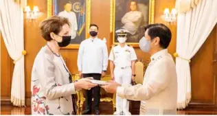  ?? PHOTOGRAPH COURTESY OF BONGBONG MARCOS FACEBOOK PAGE ?? US Ambassador to the Philippine­s MaryKay Loss Carlson presents her credential­s to President Ferdinand Marcos Jr. during a ceremony at the Malacañang Palace Friday.