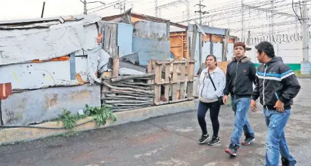  ??  ?? Las personas que habitaban en el campamento improvisad­o en avenida Telecomuni­caciones llegaron ahí por inundacion­es, sismos e incendios,