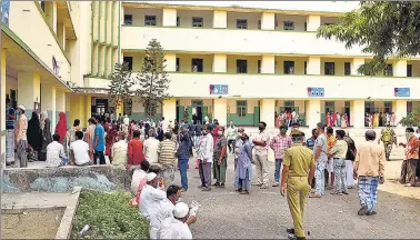  ?? SAMIR JANA/HT PHOTO ?? Voters flout social distancing norms during voting for the eighth phase of West Bengal assembly elections, at Loreto Convent Entally School in Kolkata on Thursday.