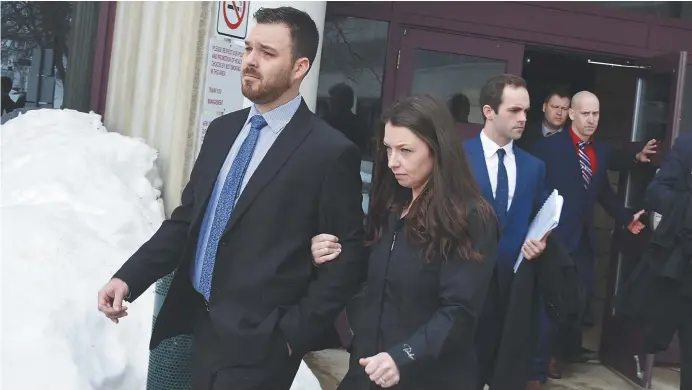  ??  ?? Les policiers Mathieu Boudreau (à gauche) et Patrick Bulger (à droite) à leur sortie du palais de justice de Bathurst, blanchis des accusation­s portées contre eux. - Acadie Nouvelle: Jean-François Boisvert