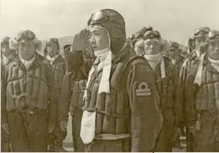  ??  ?? Bajo estas líneas, el teniente Kentaro Mihashi saluda antes de emprender una misión como piloto kamikaze, el 21 de marzo de 1945.