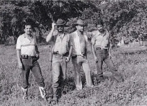  ??  ?? Sobre estas líneas, Fruto Rodríguez, con botas blancas y bigote, junto al diputado Raúl Este y otros miembros de El Equipo.