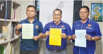  ?? ?? (From left) PBDS vice-president Sawing Kedit, Bobby, and supreme council member Allex Kanang show the RoS’ letters of approval with regard to the party’s name and logo changes.