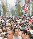  ??  ?? Autos dominan espacio peatonal.