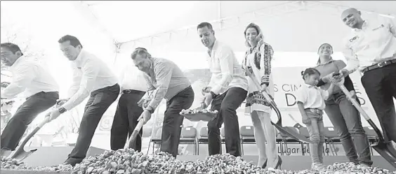  ??  ?? Ivette Morán, presidenta del consejo consultivo del sistema estatal para el Desarrollo Integral de la Familia en Oaxaca, y su esposo, el gobernador Alejandro Murat Hinojosa, pusieron en marcha ayer la construcci­ón del proyecto Casa de Alas, que contará...