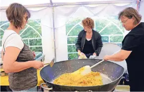  ??  ?? Zu einem echten spanischen Abend gehört natürlich auch eine Paella, hier von den Landfrauen zubereitet.