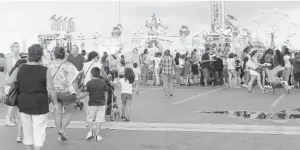  ?? WAYNE K. ROUSTAN/STAFF ?? Thousands lined up for ride tickets during the first day of the Broward County Fair at Gulfstream Park in Hallandale Beach on Saturday.