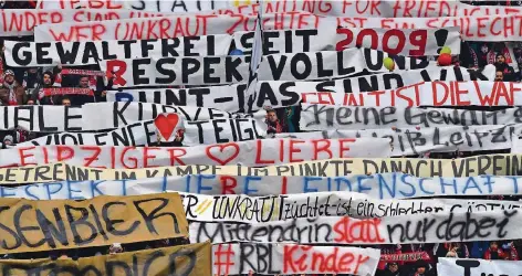  ?? FOTO: MACDOUGALL/AFP ?? Mit einer Banner-Aktion machten sich die Anhänger von RB Leipzig beim letzten Bundesliga-Spiel gegen den Hamburger SV für eine gewaltfrei­e und familienor­ientierte Fankultur stark. Das brachte ihnen viele Sympathien ein.