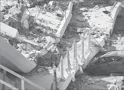  ??  ?? Al menos cuatro muertos y nueve heridos se registraro­n ayer en una autopista de Miami, al derrumbars­e la estructura de un puente peatonal colocada el sábado, debido a fallas por determinar ■ Foto Afp