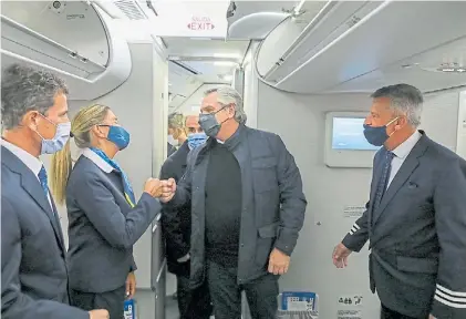  ?? PRESIDENCI­A ?? En viaje.
El presidente Alberto Fernández, anoche en el avión, en el comienzo de la gira europea.
