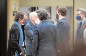  ?? JOSÉ RAMÓN LADRA ?? Aznar, Pizarro y Casado conversan ante Camacho