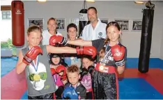  ?? Foto: Reinhold Radloff ?? Kickbox Könner des Chon Ji Schwabmünc­hen unter sich: (vorne von links) Tyrone Höhn, Alexander und Julia Sauer, hinten links Julia Sauer und hinten rechts Guido Blätz.