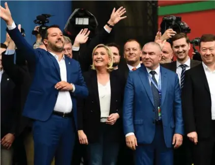  ?? AFP ?? Políticos de extrema derecha reunidos en Milán, Italia, entre ellos el italiano Matteo Salvini y la francesa Marine Le Pen.