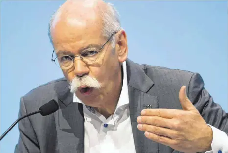  ?? FOTO: AFP ?? Dieter Zetsche hat Daimler auf Rekordkurs geführt. Nun schlägt er vorsichtig­e Töne an.