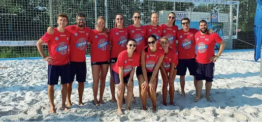  ??  ?? Sorrisi Parte delle ragazze e dello staff della Zanetti, ieri, sulla sabbia del Beach Village Scanzorosc­iate per una speciale seduta di allenament­o in vista della partita di supercoppa prevista contro Reale Mutua Fenera Chieri, il 29 agosto alle 18.30. A sinistra, il ct della Nazionale femminile Davide Mazzanti