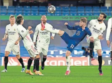  ??  ?? Werner controla la pelota en presencia de Ramos, Modric, Kroos y Nacho.
