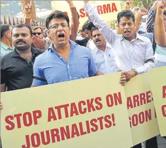  ?? HT FILE ?? Journalist­s protest against attacks on their colleagues in Mumbai last year.
