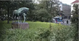  ??  ?? Den lilla parken kring fölstatyn är ett klassiskt landmärke i Kronohagen och omges av känsliga och arkitekton­iskt värdefulla byggnader.