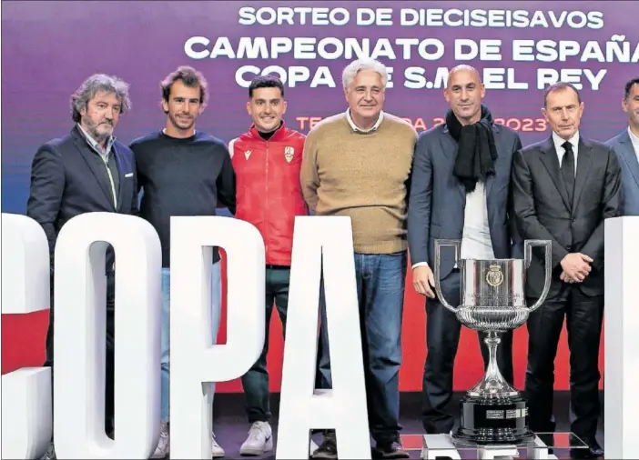  ?? ?? Luis Rubiales, presidente de la Federación, posa con representa­ntes de los clubes clasificad­os tras el sorteo celebrado en la Ciudad del Fútbol de Las Rozas.