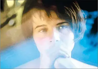  ?? ?? ▲ Fotograma de la película Tres colores: azul, del realizador polaco Krzysztof Kieslovski.