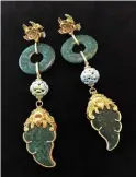 ??  ?? Orecchini della serie China Forever di osso di tricheco tinto, turchese e oro giallo, Giulia Colussi Jewelry (€ 3.400).