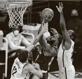  ?? Marcio Jose Sanchez / Associated Press ?? LeBron James, center, became the third player in NBA history to reach 35,000 points during Thursday’s game, joining Kareem Abdul-Jabbar and Karl Malone.