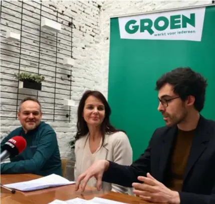  ?? FOTO SVEN VAN HAEZENDONC­K ?? Tine Van den Brande, geflankeer­d door Mechels Groen-voorzitter Patrick Princen en kopman Kristof Calvo.