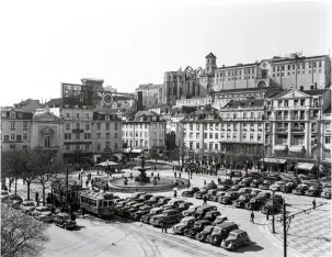  ?? ?? Rossio, finais da primeira metade do século XX A praça do centro de Lisboa já foi usada para estacionam­ento, sendo temporaria­mente destruída a placa central