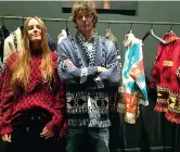  ??  ?? Insieme Carlotta e Nicolò Oddi: lui indossa il loro cardigan iconico, chiuso da una cintura e con le frange