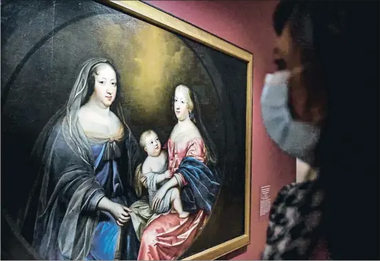  ?? RAYMOND ROIG / AFP ?? Una visitante de la exposición Retratos de reinas de Francia en el reabierto museo de arte Hyacinthe-rigaud de Perpiñán