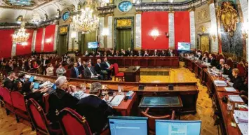  ?? Foto: Emilio Naranjo, dpa ?? Prunkvolle­r Rahmen: In einem prächtigen Saal des Gerichtspa­lastes der spanischen Hauptstadt Madrid begann am Dienstag der Prozess gegen zwölf katalanisc­he Separatist­en.