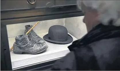  ?? LAURENT GILLIERON / AP ?? Las botas, el bastón y el bombín de Charlot están expuestos en el nuevo museo de Chaplin en Suiza
