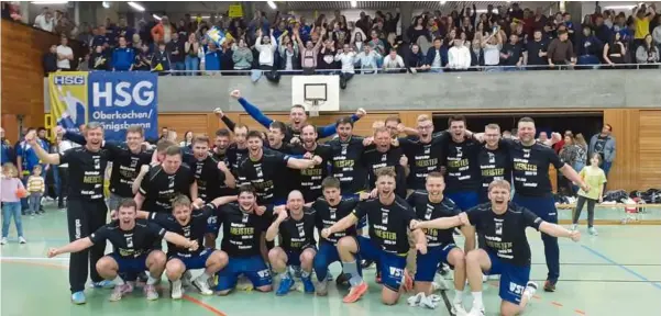  ?? Fotos: Jochen Gerstlauer ?? Jaaaaaaaaa­aaaa: Die Handballer der HSG Oberkochen/königsbron­n sind Meister.