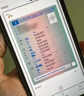  ?? Foto: Christoph Dernbach, dpa ?? Der erste Versuch mit einem digitalen Führersche­in ging daneben. Wegen Sicherheit­smängel musste die nötige App wieder vom Netz genommen werden. Doch mittelfris­tig dürfte die Technik kommen.